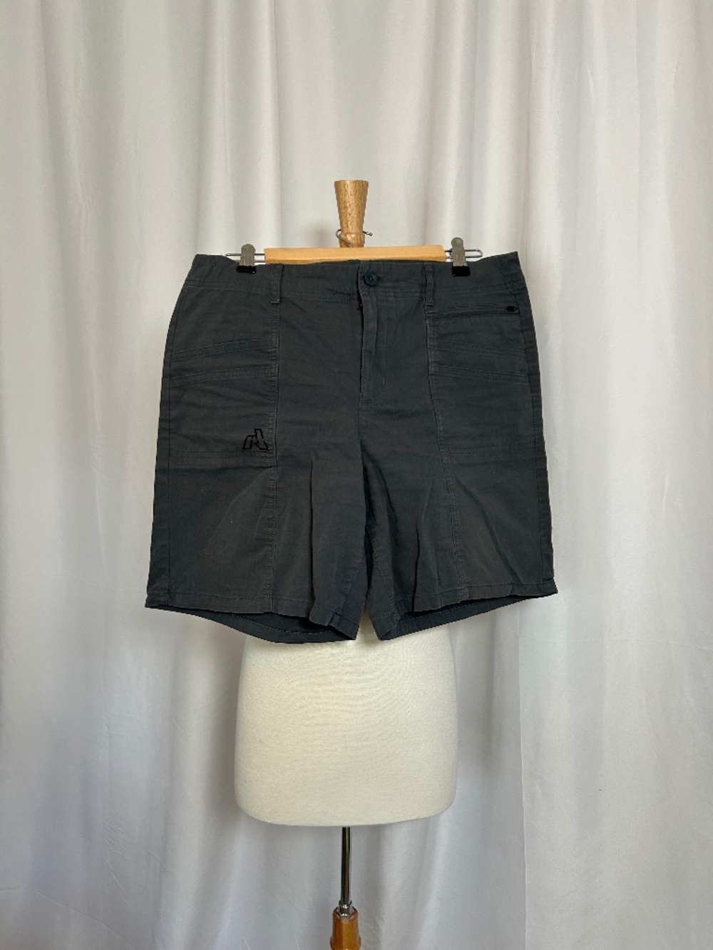 EDDIE BAUER FIRST ASCENT HIKING SHORTS WITH A ZIPPERED POCKET - SIZE 12